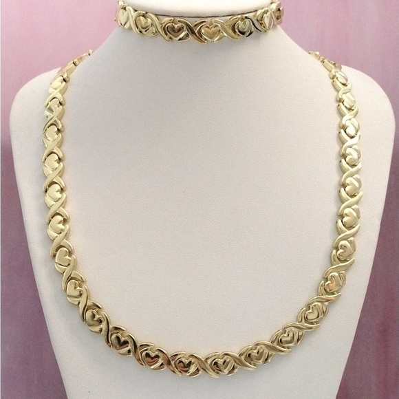 Jewelry - Elegant XOXO Heart Choker And Bracelet Set